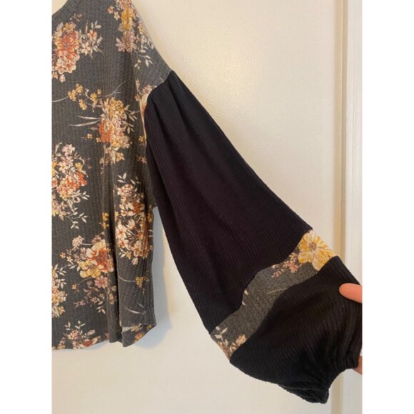 Wonderly Gray Floral Print Top With Contrasting Balloon Sleeves Size XL - Picture 2 of 5